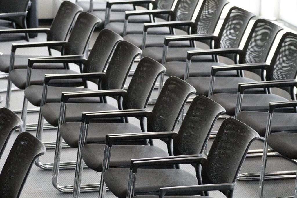 Eetkamerstoelen met armleuning in moderne stijl, combinatie van functionaliteit en elegantie voor uw eetkamer