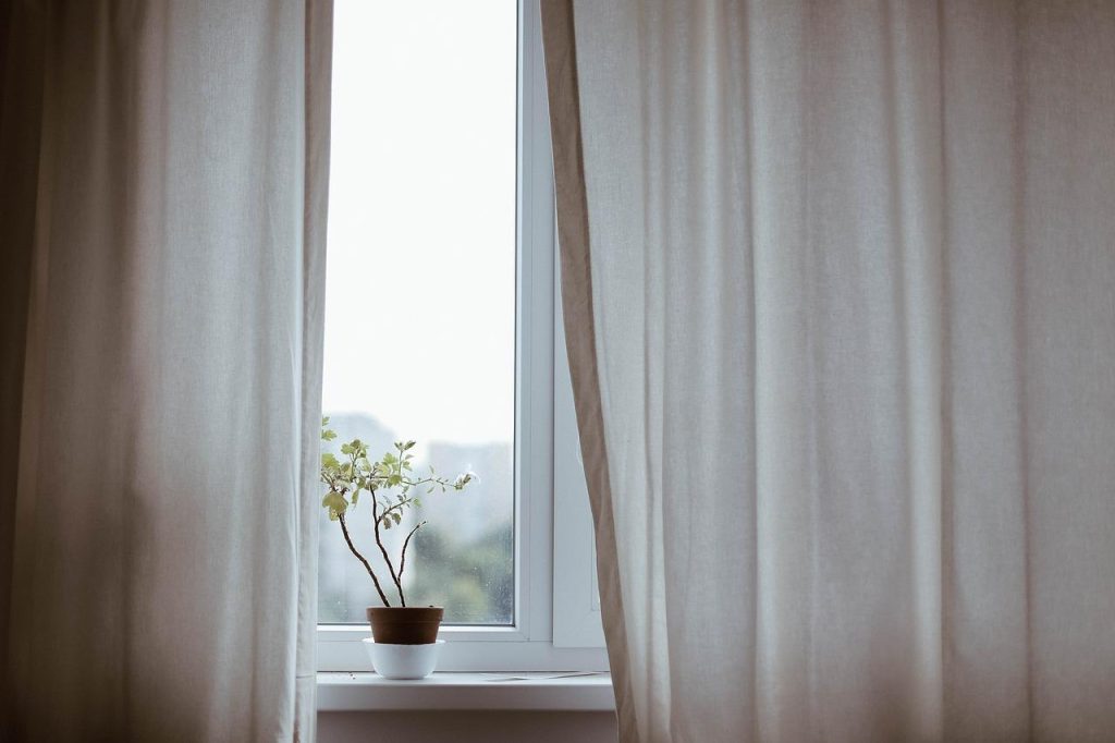 Luxe decoratief vliegengordijn kopen van Liso met verschillende kleuren en motieven
