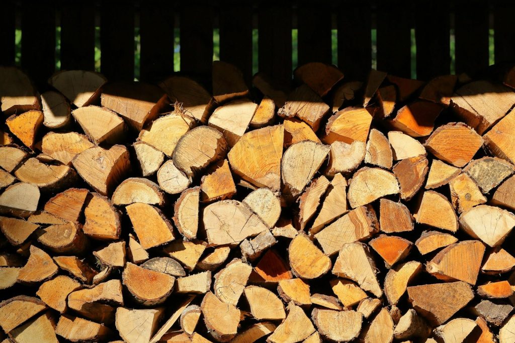 Knisperend haardvuur met premium openhaardhout voor warmte en sfeer in huis