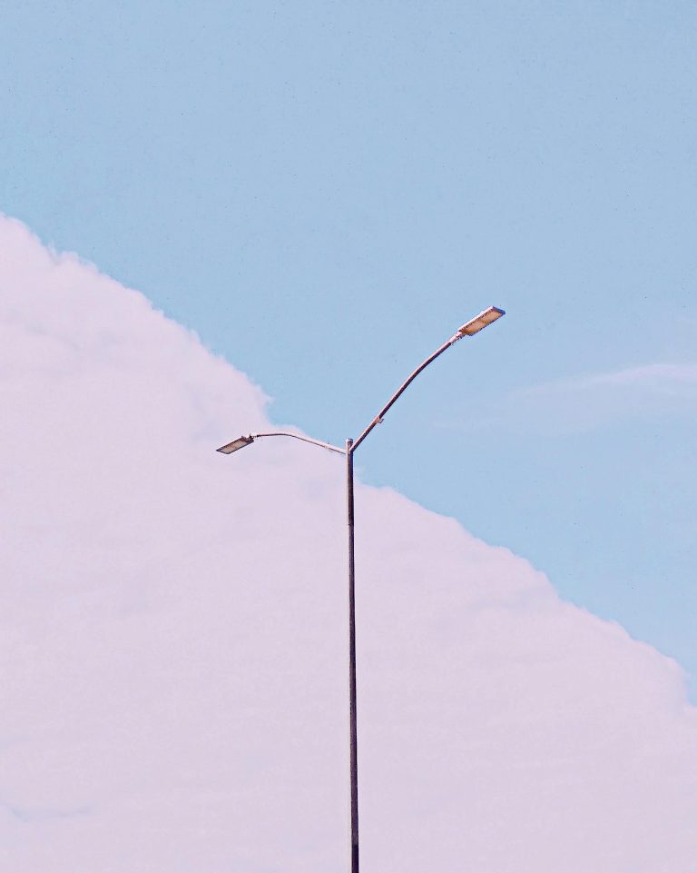 Home Moderne openbare verlichtingsoplossingen met LED-verlichting in urbane omgeving verlicht straat