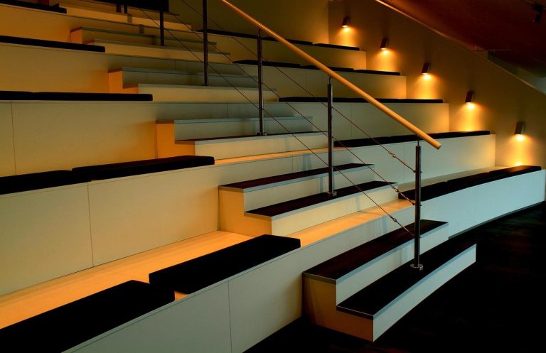 Home HPL traprenovatie in moderne stijl met houtlook afwerking en duurzame High Pressure Laminate materialen