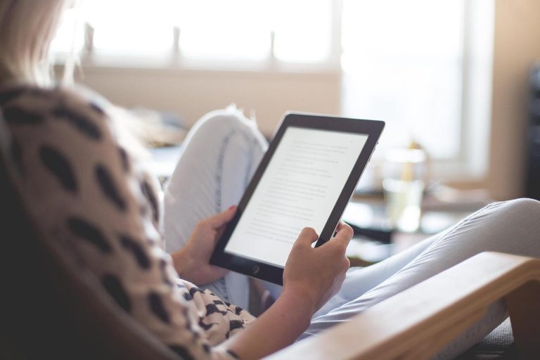 Home Visuele gids over de wereld van digitale boeken en voordelen van e-readers voor onderweg lezen